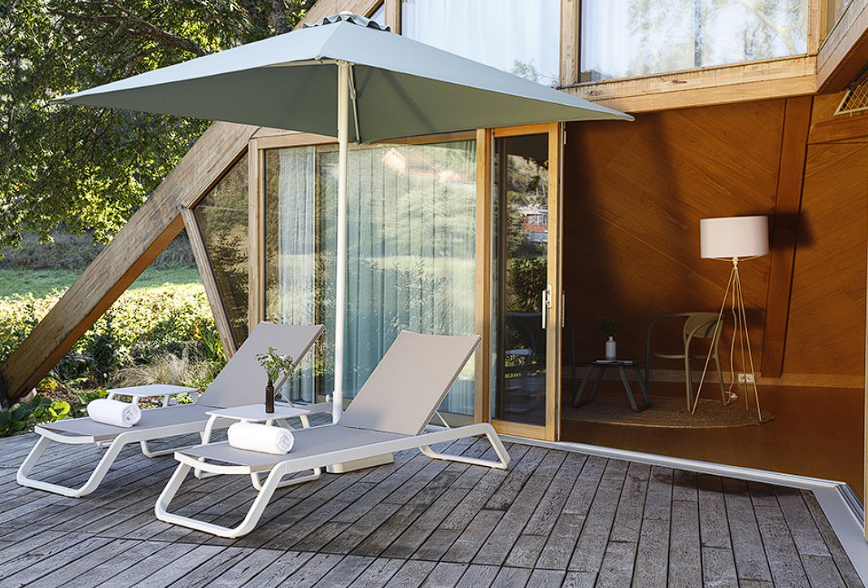 Zdjęcie przedstawia leżaki od Furnigo.